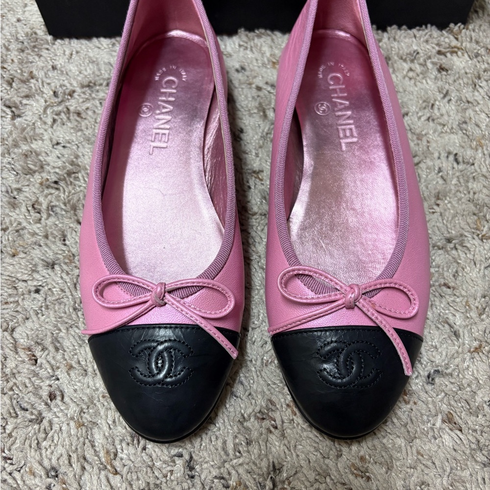 CHANEL pink & black flats - Picture 2 of 13